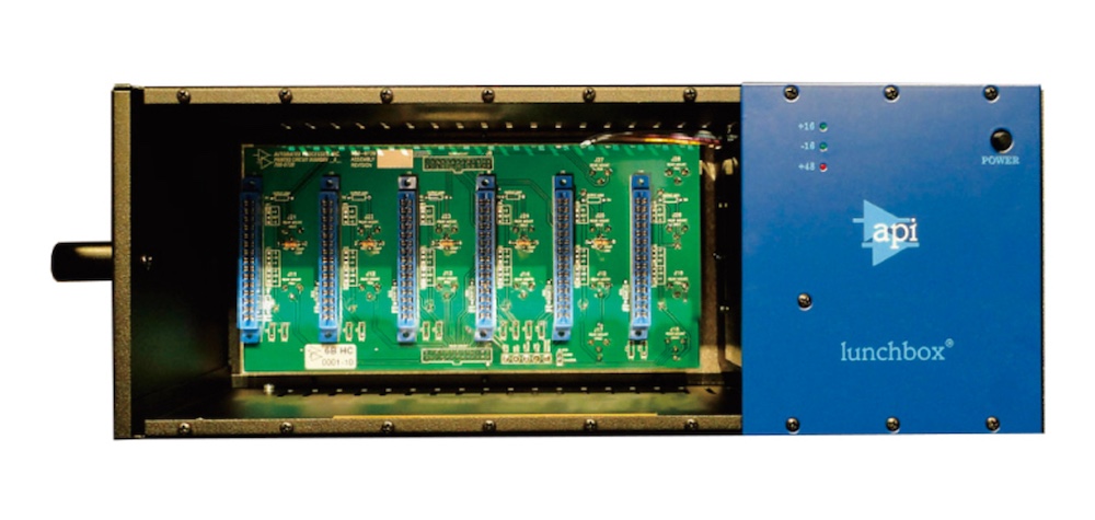 APIの伝統的なサウンドを紡ぐモジュール群を6本マウント可能なランチ